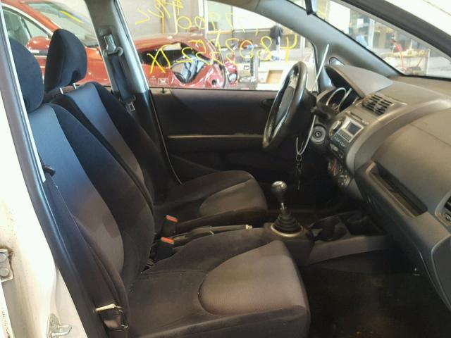 JHMGD37687S053752 - 2007 HONDA FIT S WHITE photo 5