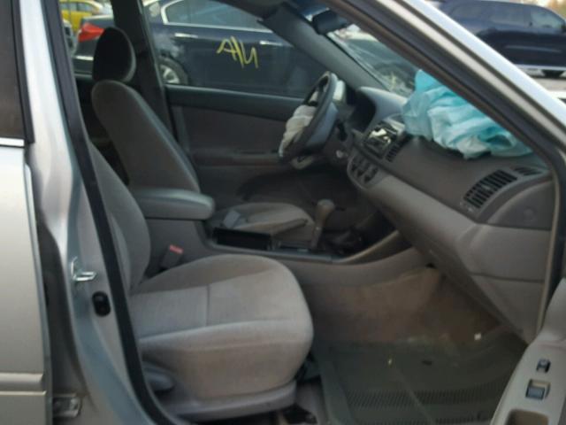 4T1BE32K62U610535 - 2002 TOYOTA CAMRY LE ვერცხლისფერი ფოტო 5