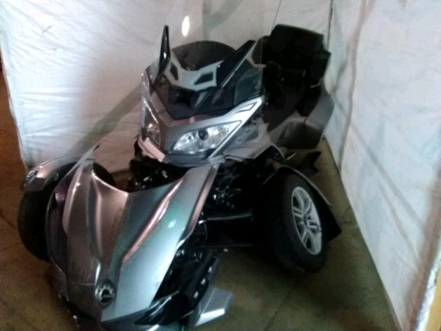 2BXJBWC12BV001804 - 2011 CAN-AM SPYDER ROA SILVER photo 2