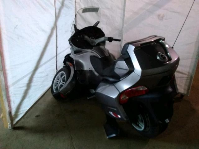 2BXJBWC12BV001804 - 2011 CAN-AM SPYDER ROA SILVER photo 3