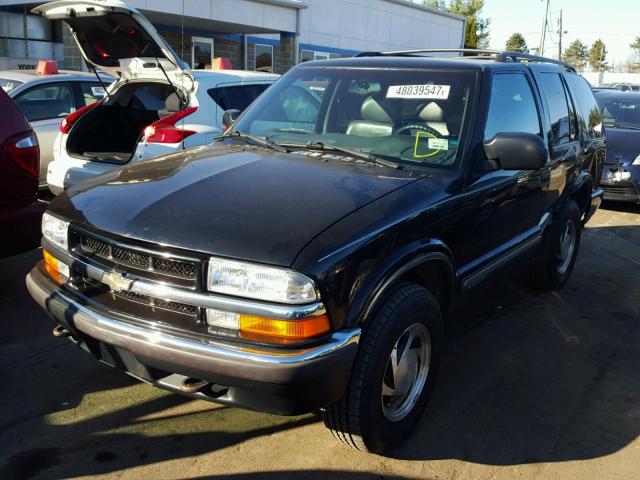 1GNDT13W4Y2271228 - 2000 CHEVROLET BLAZER BLACK photo 2