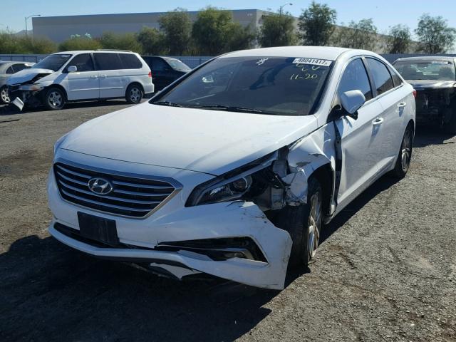 5NPE24AF6FH130404 - 2015 HYUNDAI SONATA SE WHITE photo 2