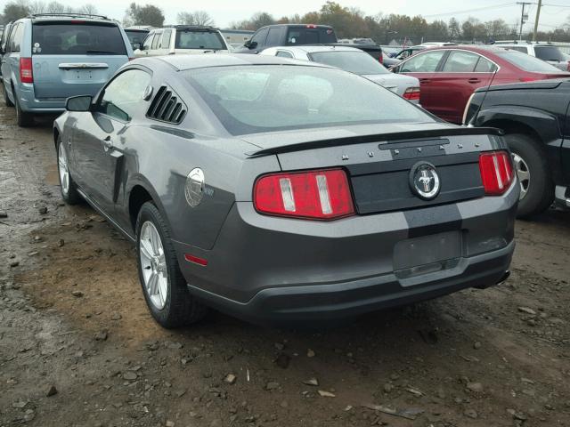1ZVBP8AN4A5150093 - 2010 FORD MUSTANG GRAY photo 3
