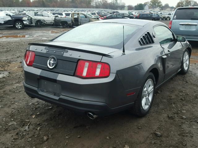 1ZVBP8AN4A5150093 - 2010 FORD MUSTANG GRAY photo 4