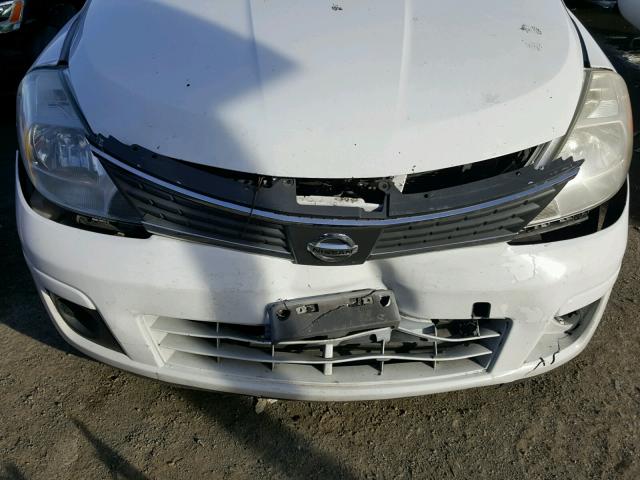 3N1BC11E09L392383 - 2009 NISSAN VERSA S WHITE photo 9