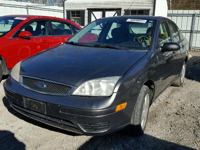 1FAFP34N97W145497 - 2007 FORD FOCUS ZX4 GRAY photo 2