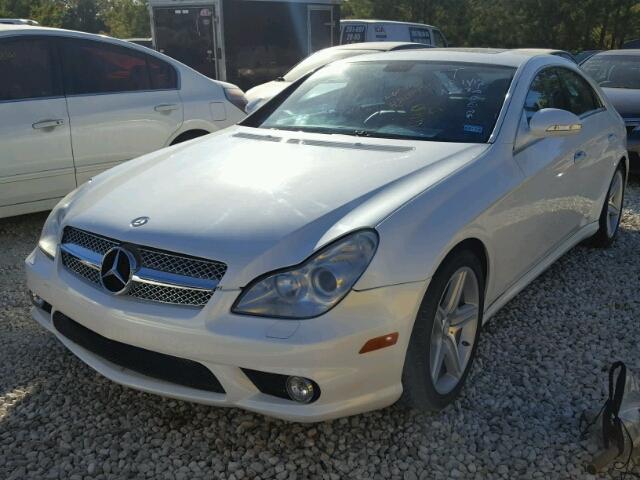 WDDDJ72X88A135675 - 2008 MERCEDES-BENZ CLS 550 WHITE photo 2