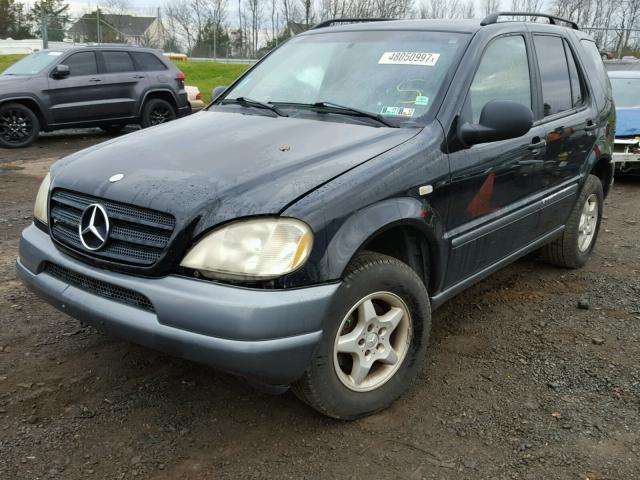 4JGAB54E3WA014538 - 1998 MERCEDES-BENZ ML 320 BLACK photo 2