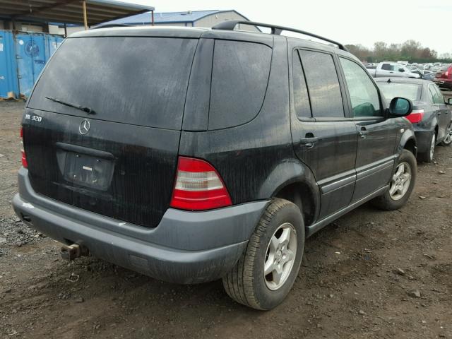 4JGAB54E3WA014538 - 1998 MERCEDES-BENZ ML 320 BLACK photo 4