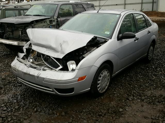 1FAFP34N47W288857 - 2007 FORD FOCUS ZX4 SILVER photo 2