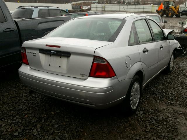 1FAFP34N47W288857 - 2007 FORD FOCUS ZX4 SILVER photo 4