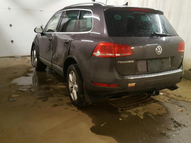 WVGEF9BP2CD006071 - 2012 VOLKSWAGEN TOUAREG V6 GRAY photo 3