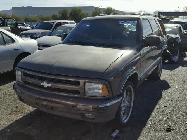 1GNCS13W7V2218825 - 1997 CHEVROLET BLAZER BROWN photo 2