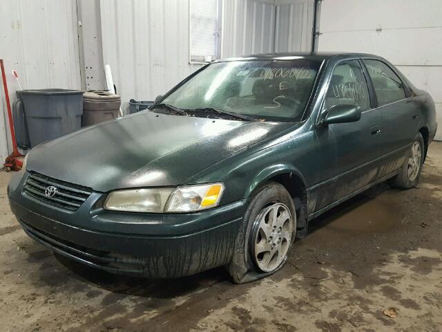 JT2BF22K0X0186367 - 1999 TOYOTA CAMRY LE GREEN photo 2