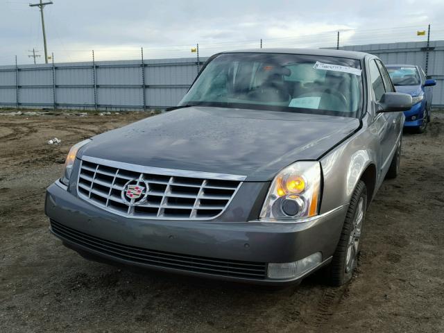 1G6KD57Y18U160398 - 2008 CADILLAC DTS GRAY photo 2