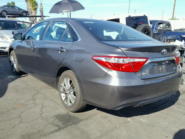 4T1BF1FK3HU318037 - 2017 TOYOTA CAMRY LE ნაცრისფერი ფოტო 3