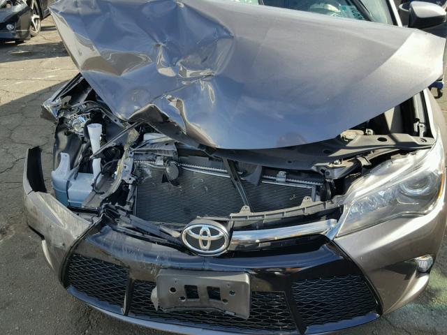 4T1BF1FK3HU318037 - 2017 TOYOTA CAMRY LE ნაცრისფერი ფოტო 7