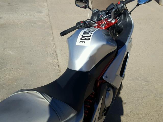 JKAEXEA186A011492 - 2006 KAWASAKI EX650 A6F SILVER photo 5