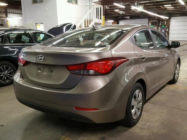 5NPDH4AE4GH700029 - 2016 HYUNDAI ELANTRA SE BROWN photo 4