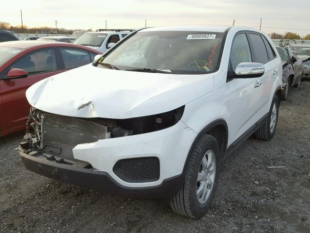 5XYKT3A16BG160664 - 2011 KIA SORENTO BA WHITE photo 2