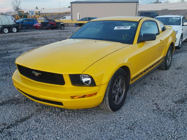 1ZVFT80N955252283 - 2005 FORD MUSTANG YELLOW photo 2