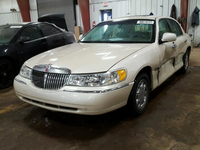 1LNHM82W01Y723241 - 2001 LINCOLN TOWN CAR S CREAM photo 2