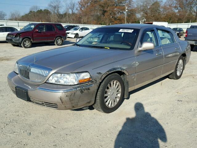 1LNHM82W63Y685596 - 2003 LINCOLN TOWN CAR S TAN photo 2