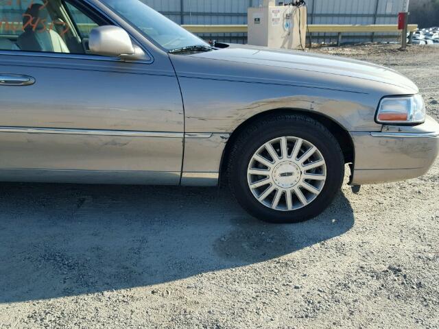 1LNHM82W63Y685596 - 2003 LINCOLN TOWN CAR S TAN photo 9