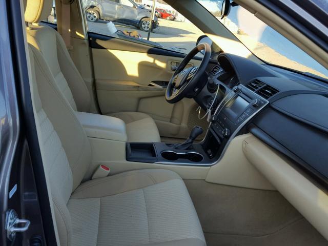 4T1BF1FK9HU416246 - 2017 TOYOTA CAMRY LE 灰色 照片 5