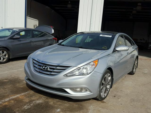 5NPEC4AB0DH641596 - 2013 HYUNDAI SONATA SE SILVER photo 2