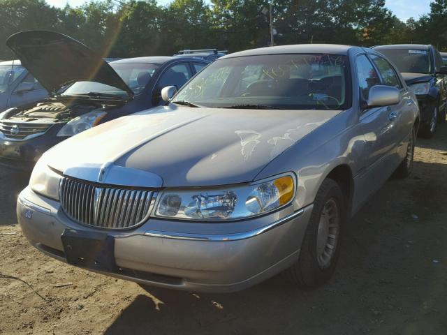 1LNHM81W5YY929599 - 2000 LINCOLN TOWN CAR E BEIGE photo 2