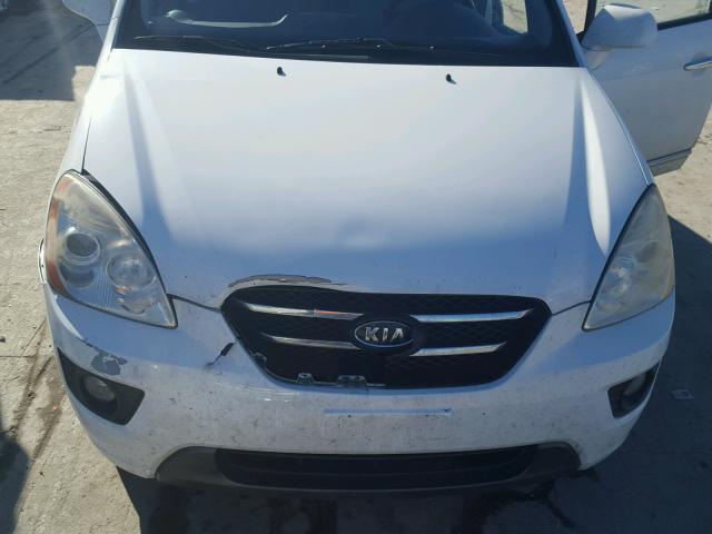 KNAFG526477105952 - 2007 KIA RONDO LX WHITE photo 7