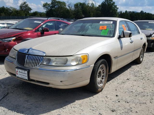 1LNHM83W6YY783792 - 2000 LINCOLN TOWN CAR C BEIGE photo 2