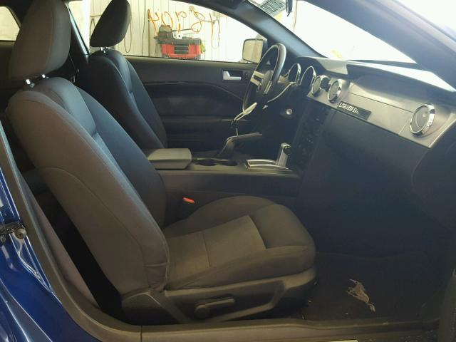 1ZVFT80N675229143 - 2007 FORD MUSTANG BLUE photo 5