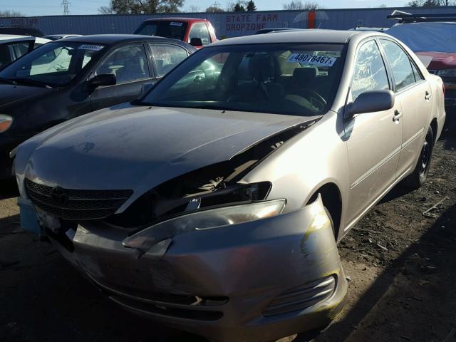 4T1BE32K42U558919 - 2002 TOYOTA CAMRY LE GOLD photo 2