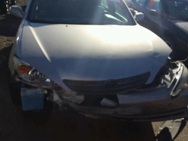 4T1BE32K42U558919 - 2002 TOYOTA CAMRY LE 金色 照片 7