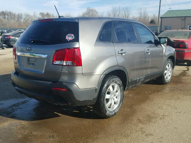 5XYKT4A18CG302763 - 2012 KIA SORENTO BA GRAY photo 4