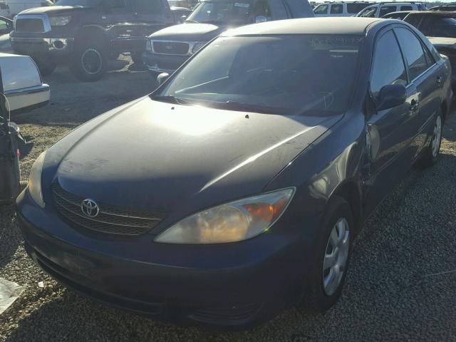 4T1BE32K24U349519 - 2004 TOYOTA CAMRY LE BLUE photo 2