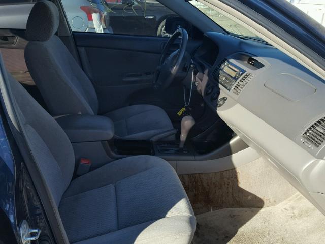 4T1BE32K24U349519 - 2004 TOYOTA CAMRY LE ლურჯი ფოტო 5