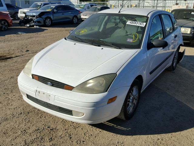 3FAFP37393R133714 - 2003 FORD FOCUS ZX5 WHITE photo 2