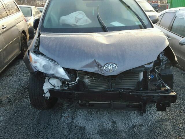 5TDKK3DC8FS599583 - 2015 TOYOTA SIENNA LE GRAY photo 9