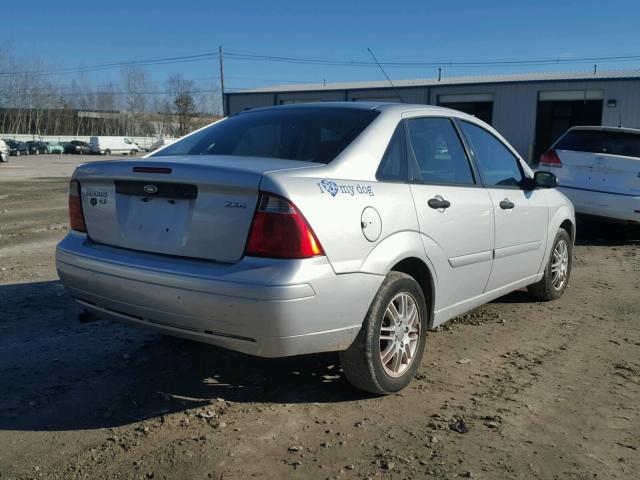 1FAFP34N65W238667 - 2005 FORD FOCUS ZX4 SILVER photo 4