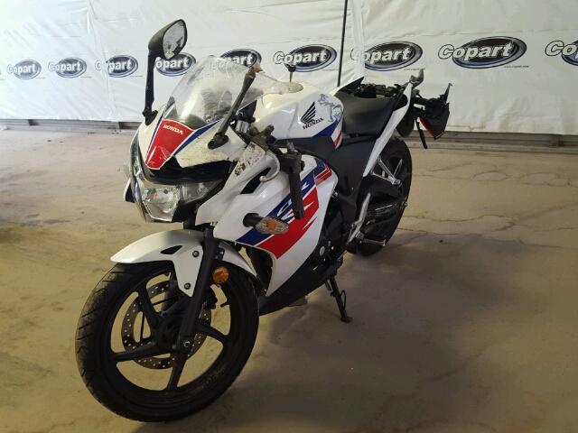 MLHMC410XD5304120 - 2013 HONDA CBR250 R WHITE photo 2