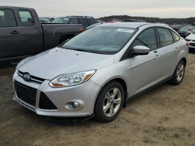 1FAHP3F29CL474062 - 2012 FORD FOCUS SE SILVER photo 2