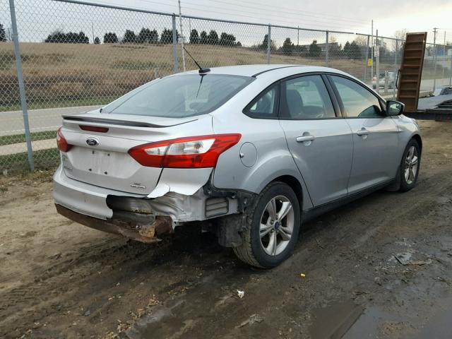 1FAHP3F29CL474062 - 2012 FORD FOCUS SE SILVER photo 4