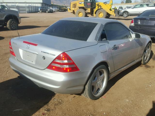 WDBKK47F1XF132081 - 1999 MERCEDES-BENZ SLK 230 KO SILVER photo 4