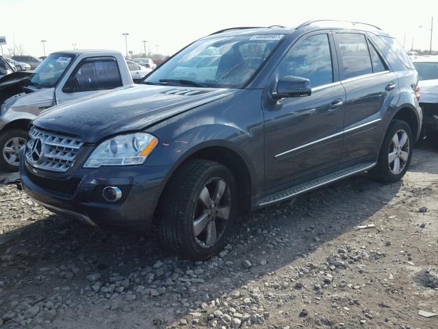 4JGBB8GB6BA715656 - 2011 MERCEDES-BENZ ML 350 4MA GRAY photo 2