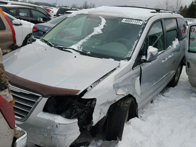 2A8HR54X09R643795 - 2009 CHRYSLER TOWN & COU SILVER photo 2