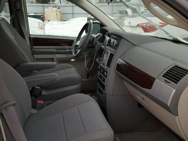 2A8HR54X09R643795 - 2009 CHRYSLER TOWN & COU SILVER photo 5