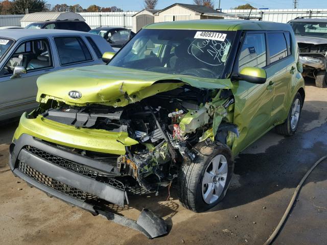 KNDJN2A29H7877302 - 2017 KIA SOUL GREEN photo 2